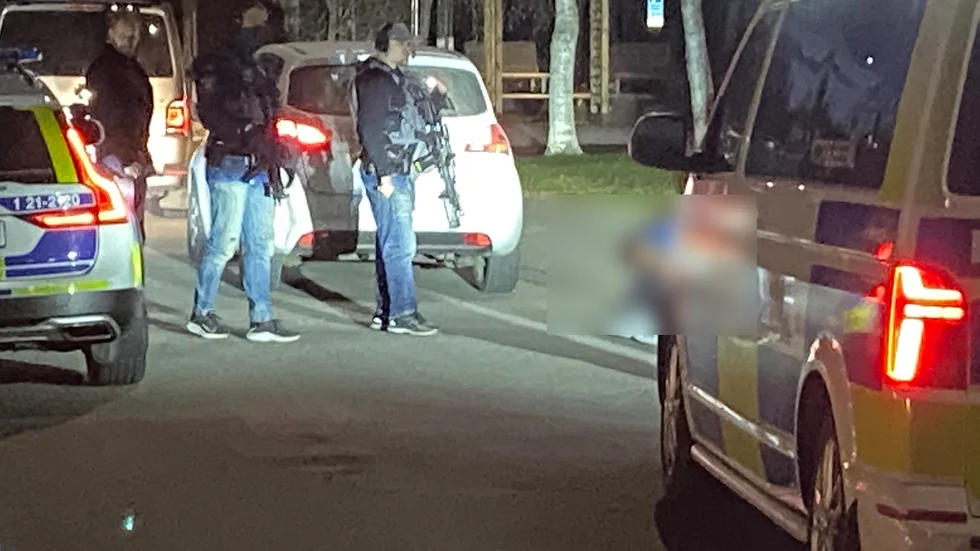 Pågående polisinsats i centrala Enköping.