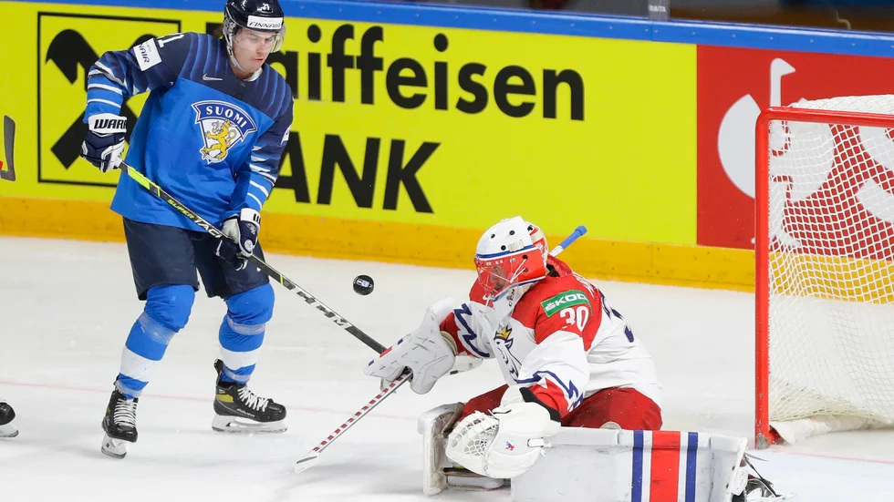 Jere Innala, till vänster, under ishockey-VM 2021. Arkivbild.