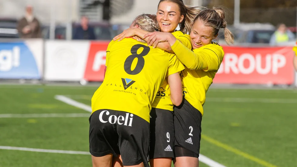 Mathilda Henriksson firar målet som gav Gusk tre poäng mot Mallbacken.