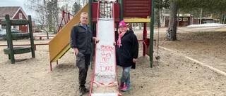 Skola vandaliserad – barnens lekpark nedklottrad
