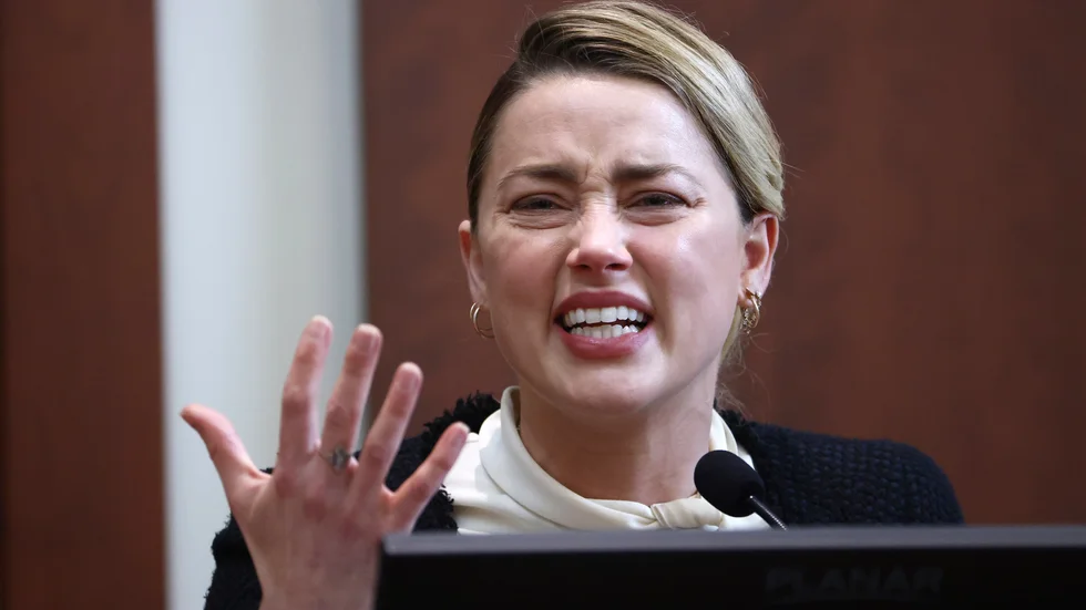 Amber Heard vittnar under rättegången.