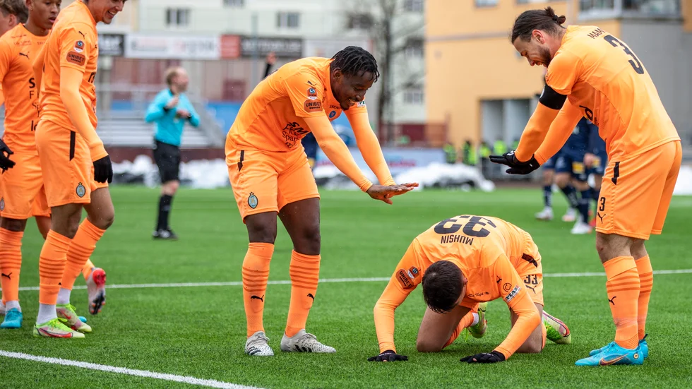 Anfallaren Amar Muhsin (33) firar ett av sina mål i Superettan tillsammans med lagkamraterna i AFC.