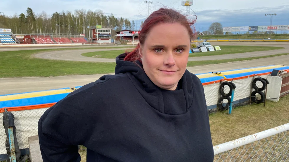 Veronica Larsson är speedwayfunktionären som nu är lokal sportfotograf. Hon har följt Piraterna på nära håll sedan 2013. "Jag tror på slutspel i år", säger hon inför premiären mot Dackarna.