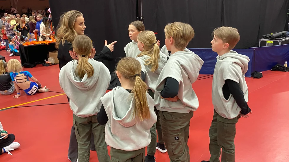 Lagledare Engla Dahlström ger ”Incredible 8” några uppmuntrande ord innan deras framträdande som ledde till silver.