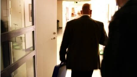 Lagens män. Här, bakom stängda dörrar på lasarettets intensivvårdsavdelning, häktades i går eftermiddag Torbjörn Axelman, på sannolika skäl misstänkt för två mordförsök.Foto: Henrik Radhe