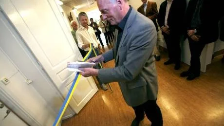Invigt. Lars-Olof Jacobsson (c), ordförande i hälso- och sjukvårdsnämnden, klippte bandet under invigningen.