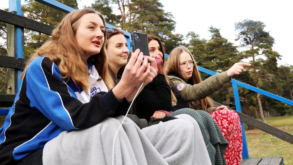 Hansa Ultras är alltid på plats när Hansa-Hoburg spelar matcher i division 5. Clara Pettersson (närmast) är en av grundarna till supporterklubben som växer på instagram.