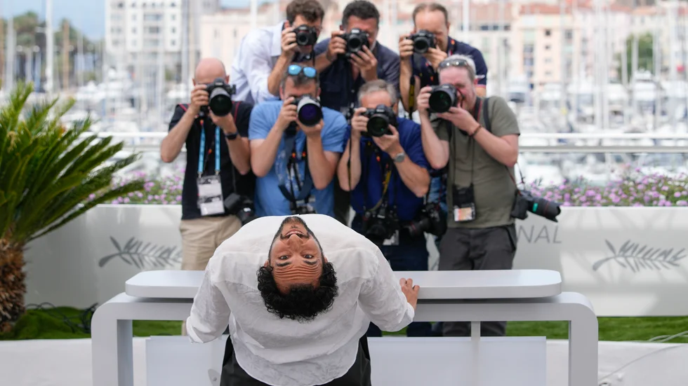 Ali Abbasi poserar för fotograferna inför premiärvisningen av "Holy spider" i Cannes.