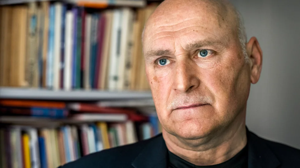 "Vi kommer att fortsätta att försöka ge ut böcker i Belarus så de belarusiska läsarna har möjlighet att läsa på sitt språk", säger Barys Pjatrovitj, poet och redaktör för den enda oberoende litteraturtidskriften i Belarus.