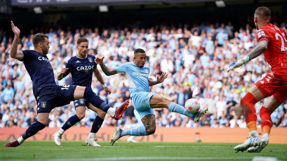 Robin Olsen attackerades av en supporter under den avslutande omgången mellan Manchester City och Aston Villa. Arkivbild.