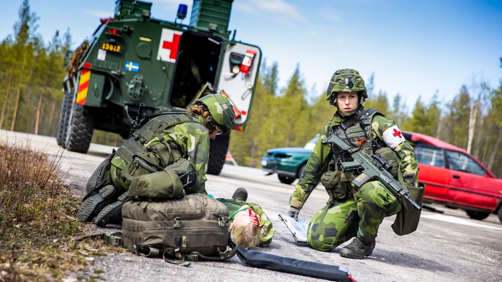 En person har skadats vid en bilkrasch och sjukvårdare och räddningstjänst vid försvaret ska lösa situationen.