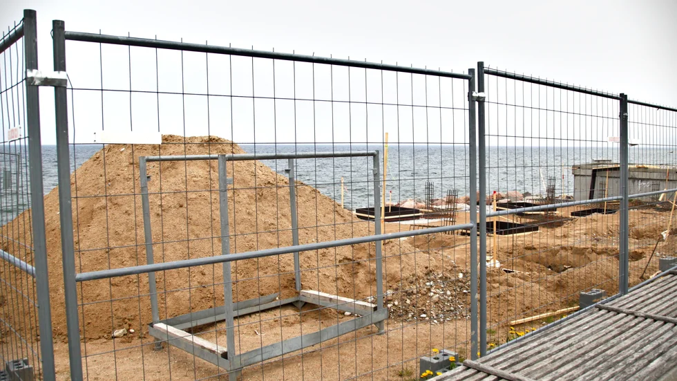 Stängsel är inte en tillgång vid tillträdesförsök. Byggmaterialet och avspärringarna är numera bortforslade.
