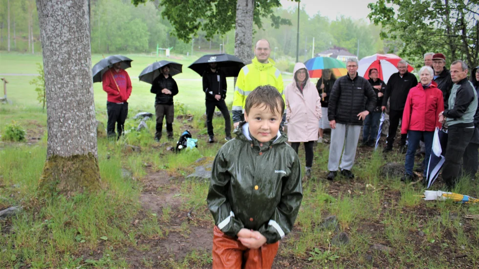 Låt Mårsängsområdet vara. Tore Svensson framför pappa Lorenz Svensson tillsammans med andra Grebobor opponerar sig mot planerna på byggnation i en del av det gröna Mårsängsområdet.