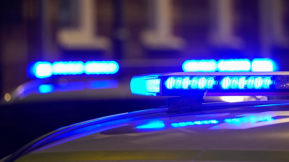 Polisen rapporterar om två poängjaktsrelaterade händelser på fredagskvällen. Ett försök till att såga ner ett träd och en stöld av en hastighetsskylt. 