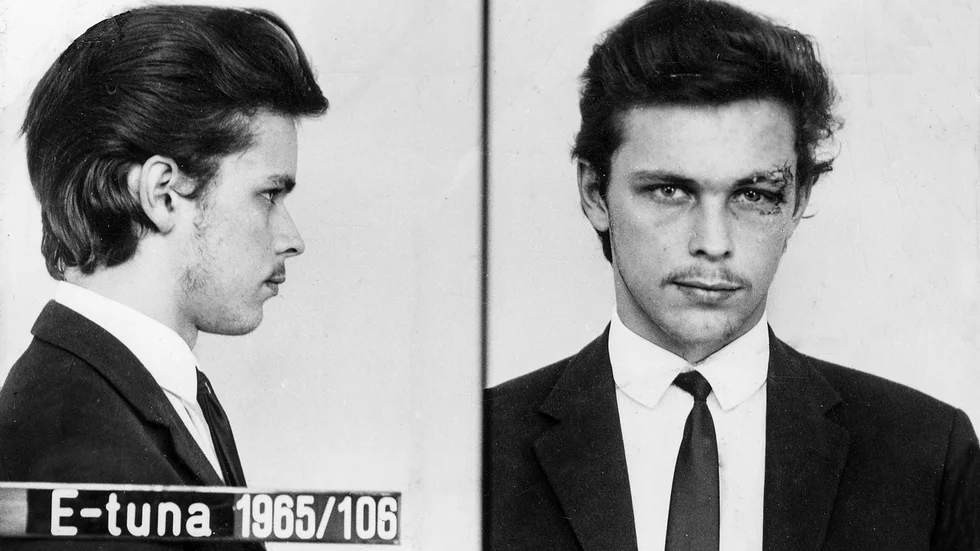 Clark Olofssons välspridda mugshot togs efter att han hade brutit sig in i sommarstugor, misshandlat två poliser och kraschat in i lyktstople efter en vild biljakt i Eskilstuna.