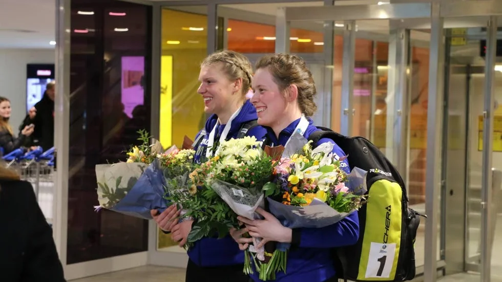 HEMMA. Amanda Lundström och Elvira Öberg tog emot när de landade på Luleå Airport under måndagen.