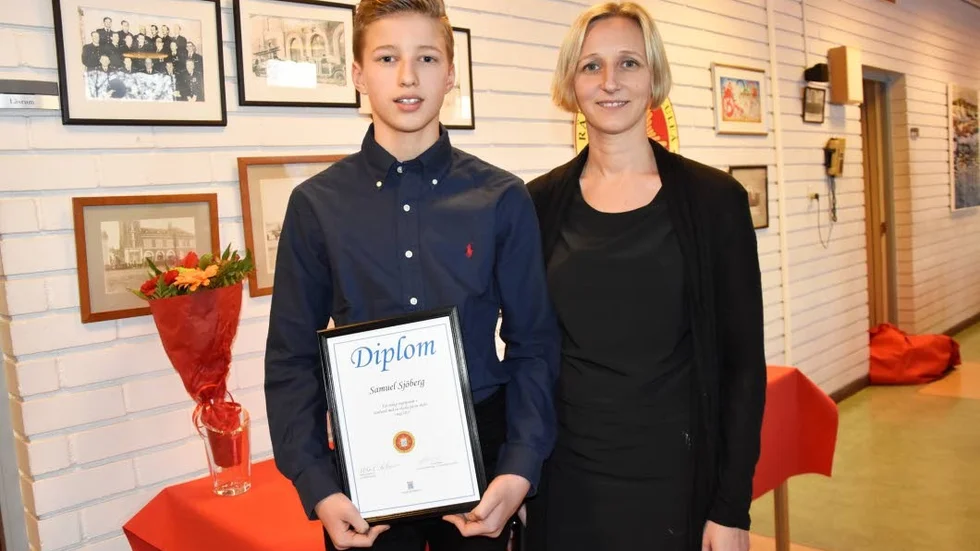 Räddade klasskompisen. Samuel Sjöberg fick ta emot diplom för sin insats, "Jag är stolt och imponerad över Samuels ingripande" säger hans mamma Anna Wilhelmsson.