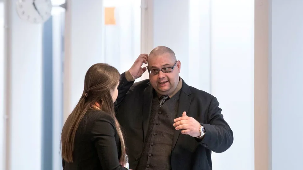 Kritisk. Advokat Marko Tuhkanen, här i samspråk med juridie kandidaten Caroline Iikonen, har ingen som helst förståelse över att hans 15-årige klient blir kvar i häktet.