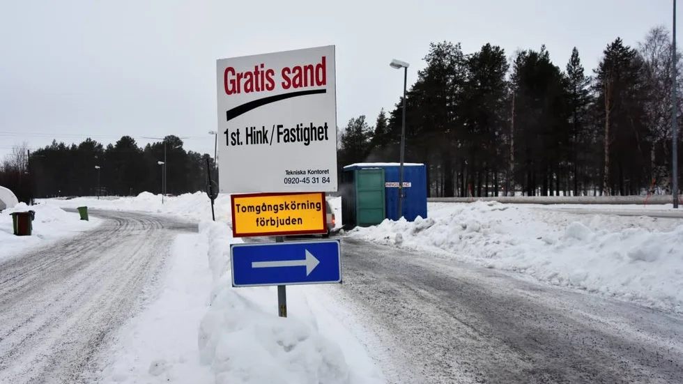 Allmänna gruscontainers. Ett ställe där det finns gratis sandningsgrus är på Logementsgatan vid Lulsundet.