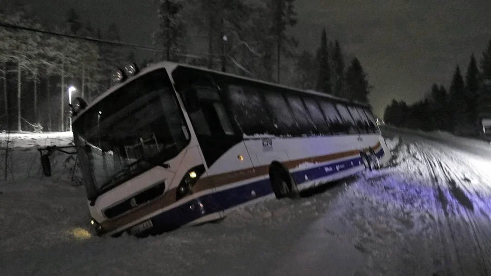 Dikeskörning. På måndagskvällen körde Brändöbussen av okänd anledning i diket.
