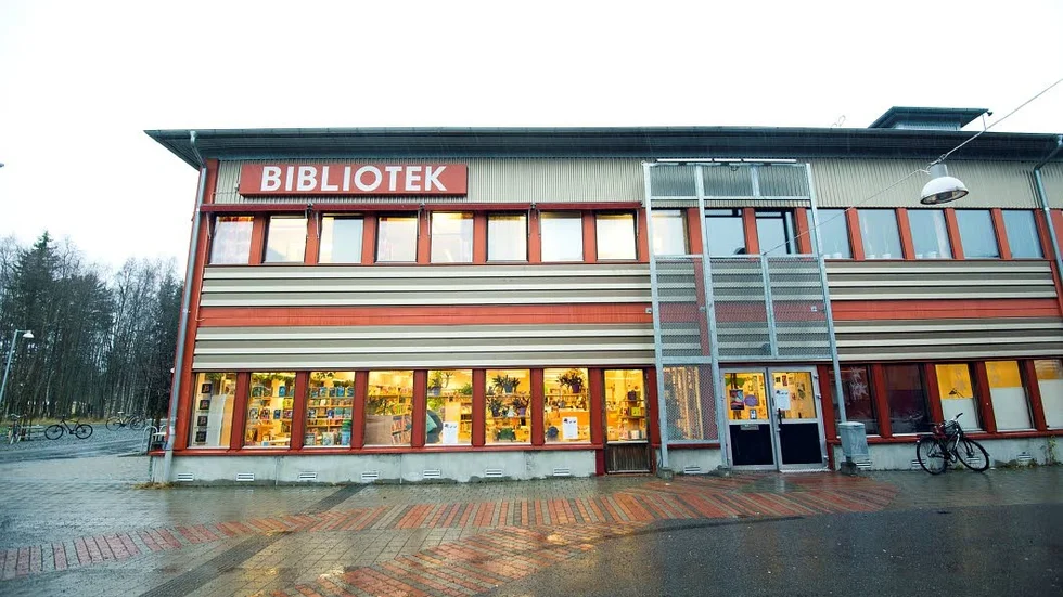Kvinnobiblioteket. Klockan 14 klipps bandet till Kvinnosamling.