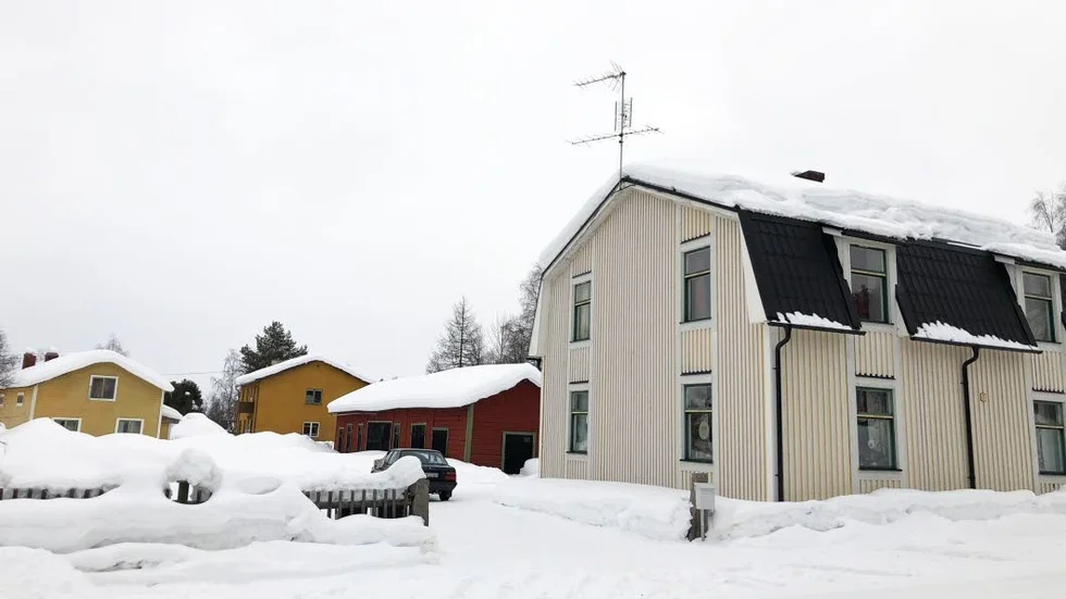 Anrik historia. Jokkmokks äldsta hus köps av Jokkmokks kommun. Det innefattar bland annat en gammal ladugård. Det gula huset längst till vänster sägs vara Jokkmokks äldsta hus,byggt 1873.