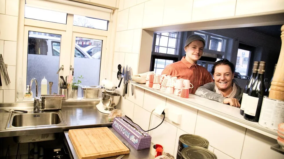 Sedan 2016 har det varit bistro i gamla Södertorgsgrillen. På bilden, som är från samma år, syns Carolina Kallum och hennes son Alexander Jemt.
