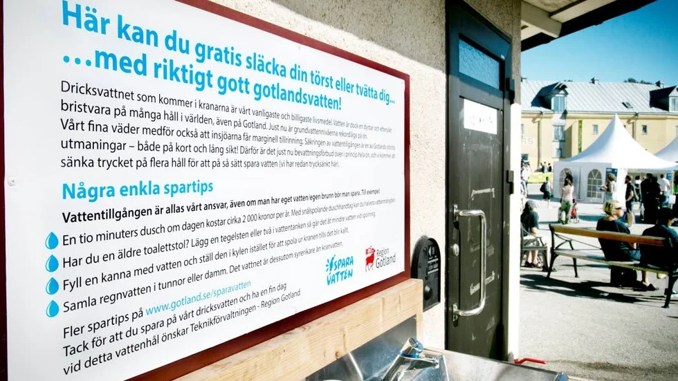 "Här kan du gratis släcka törsten eller tvätta dig med riktigt gott gotlandsvatten!" lyder även regionens uppdaterade skylt, något som har upprört flera förbipasserande.