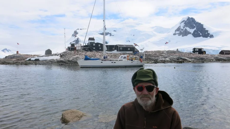 Lasse Ljung med båten Arianna af Valleviken, en jorden runt-seglare på 47 fot, i bakgrunden.
