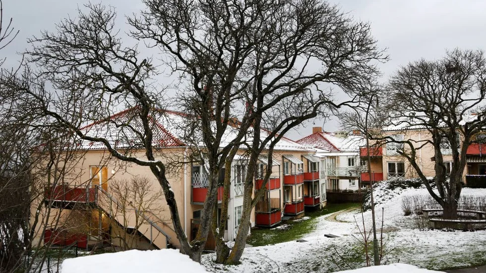 När affären med krav på snabb handpenning läckte ut spreds oro hos boende och anhöriga. Bolaget vill fortfarande bygga om till bostadsrätter, men lovar de som vill bo kvar att kunna stanna som hyresgäster.
