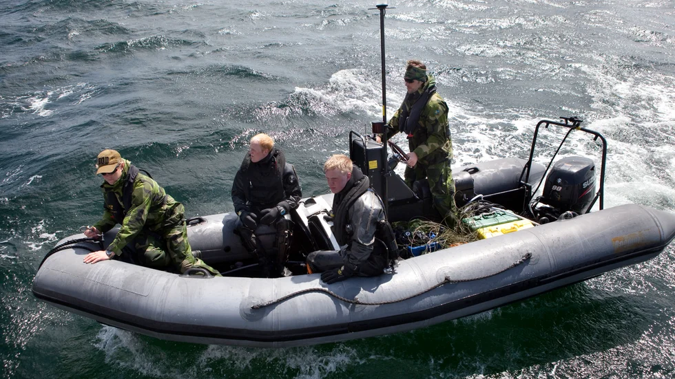 Röjdykare från marinen vid sprängning av en mina utanför Falsterbo för några år sedan. Arkivbild.