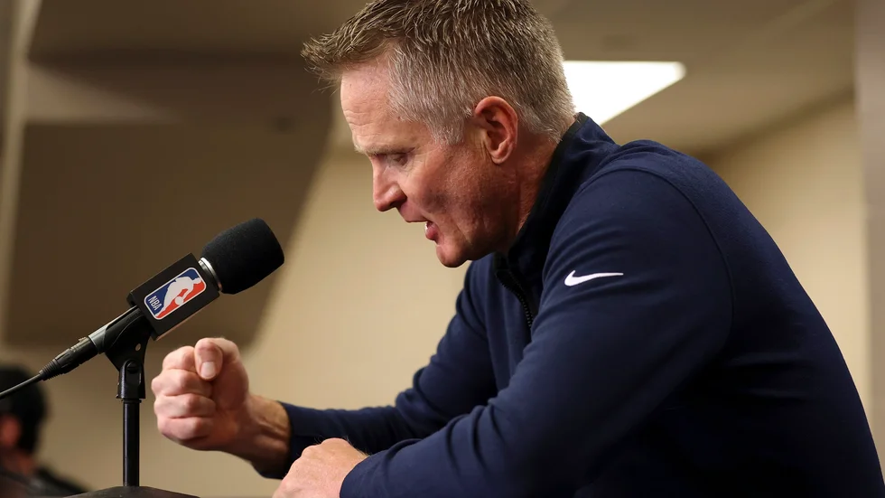 Golden State-tränaren Steve Kerr slår näven i bordet och kräver strängare vapenlagar i USA.