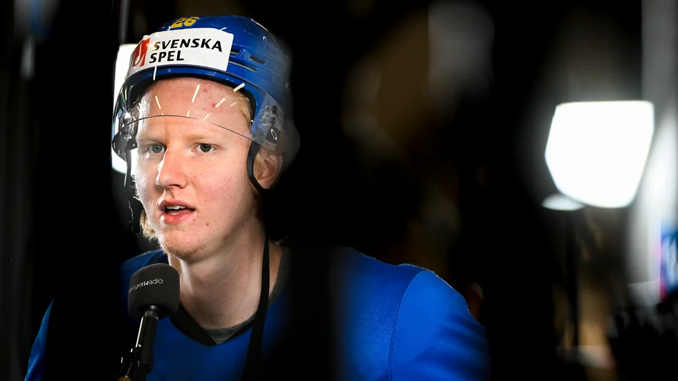 Rasmus Dahlin i intervjuzonen efter onsdagens träning.