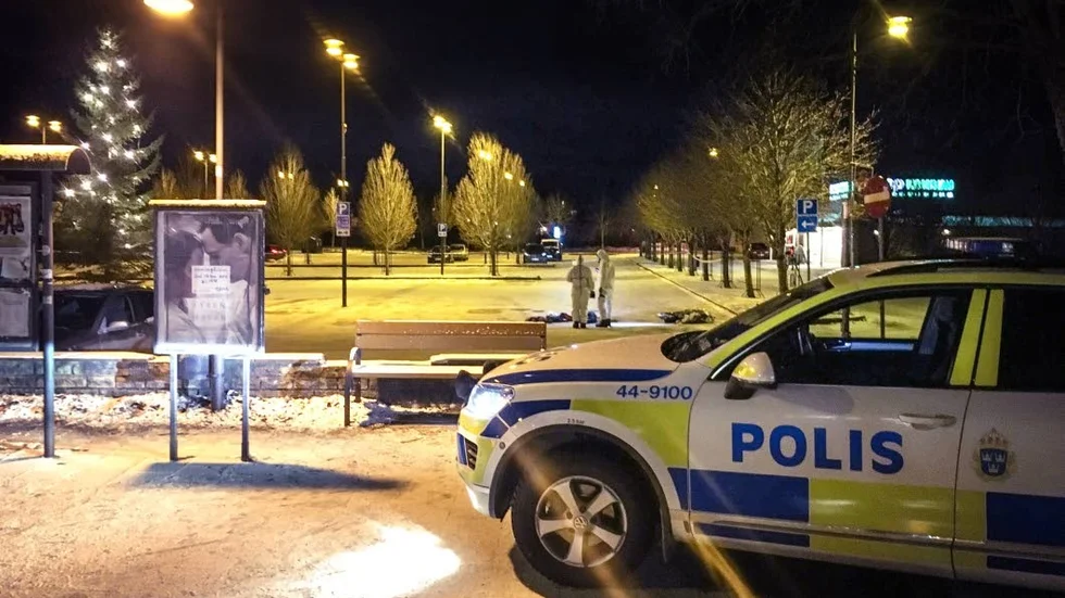 BROTTSPLATS. Polisen gjorde en teknisk undersökning på parkeringsplatsen i Hemse efter mordförsöket.