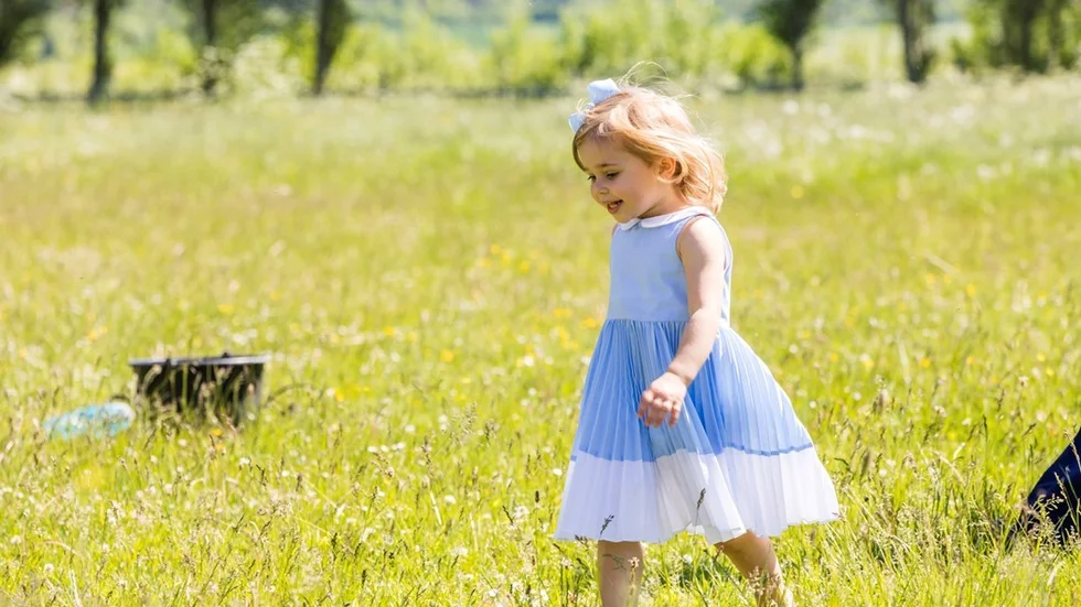 VISBY 2016-06-03
Hertiginnan av Gotland, prinsessan Leonore, besöker sitt Gotlandsruss Haidi af Gotland hos skötaren Annika Melin på Gotland. Prinsessan Leonore fick russet av Länsstyrelsen på Gotland och Region Gotland i dopgåva. 
Foto: Karl Melander / TT / Kod 75135