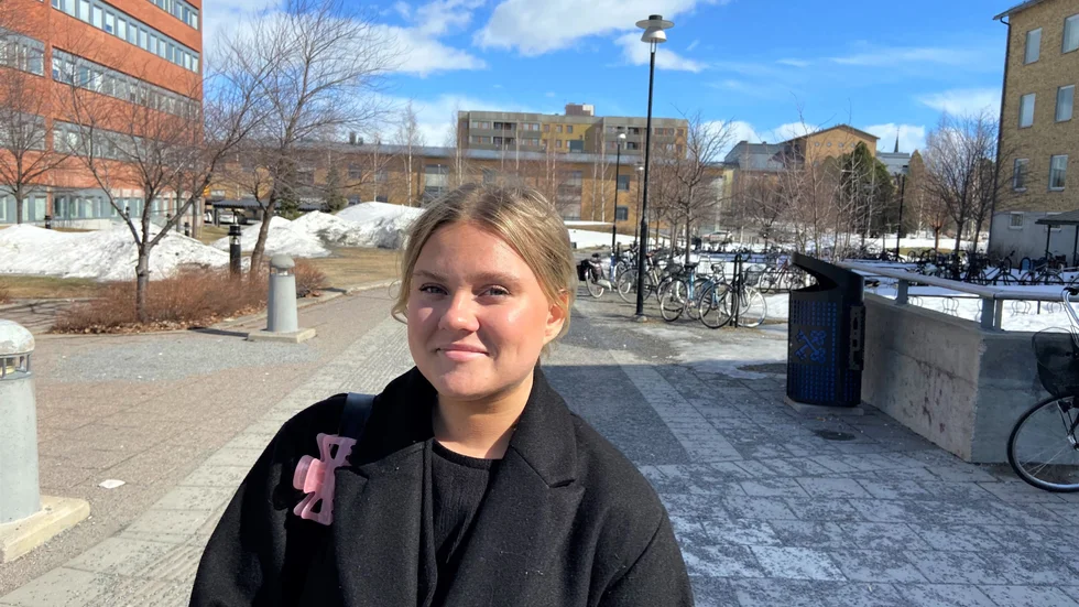 Trots ovissheten har Amanda Hedström och hennes vänner planerat för en bal länge. Alla viktiga förberedelser är inbokade, klänningen klar och biljetten är fixad. Senast balen hölls var 2019, året innan pandemin.