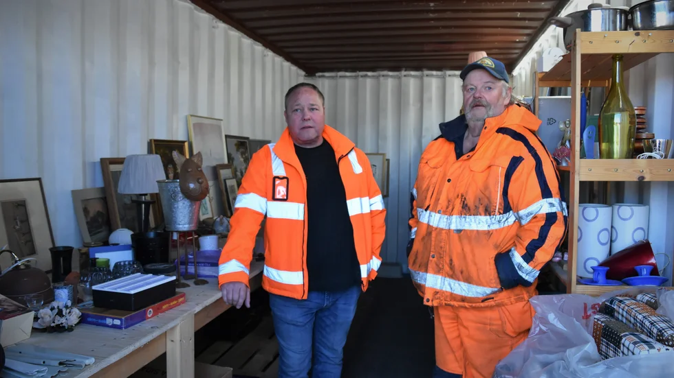 Återbruksstationen på Adlerskogs avfallsanläggning i Kisa. Tommy Johansson, driftledare avfall och renhållning, tillsammans med Hugo Hedström.