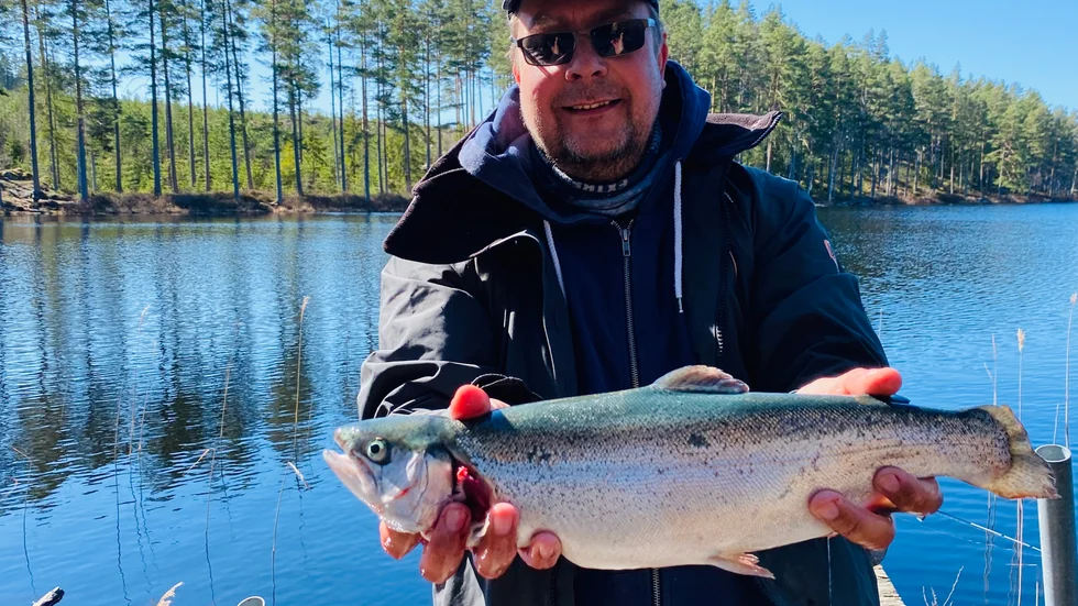 Ivar Treija behövde inte vänta länge innan han fick upp sin första regnbågsfisk.