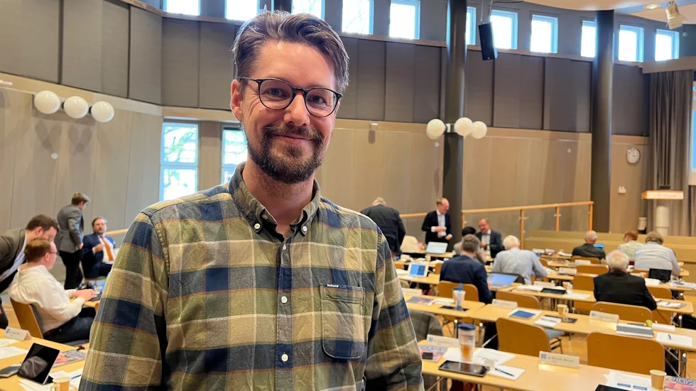Emil Broberg (V), vill höja grundlönen för sjuksköterskor och undersköterskor och satsa på förlossningsvården, bland annat.