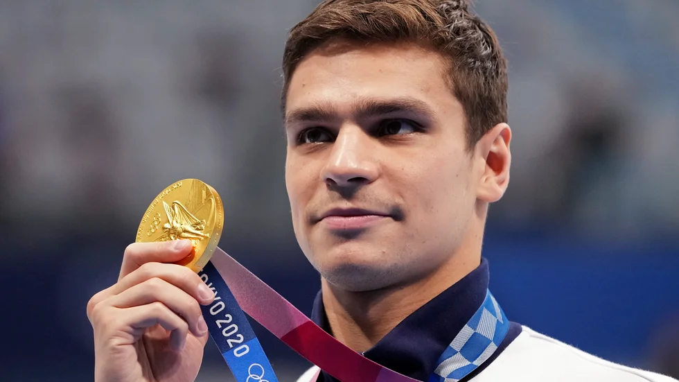 Ryssen Jevgenij Rylov med ett av sina två OS-guld i simning från Tokyo i fjol.