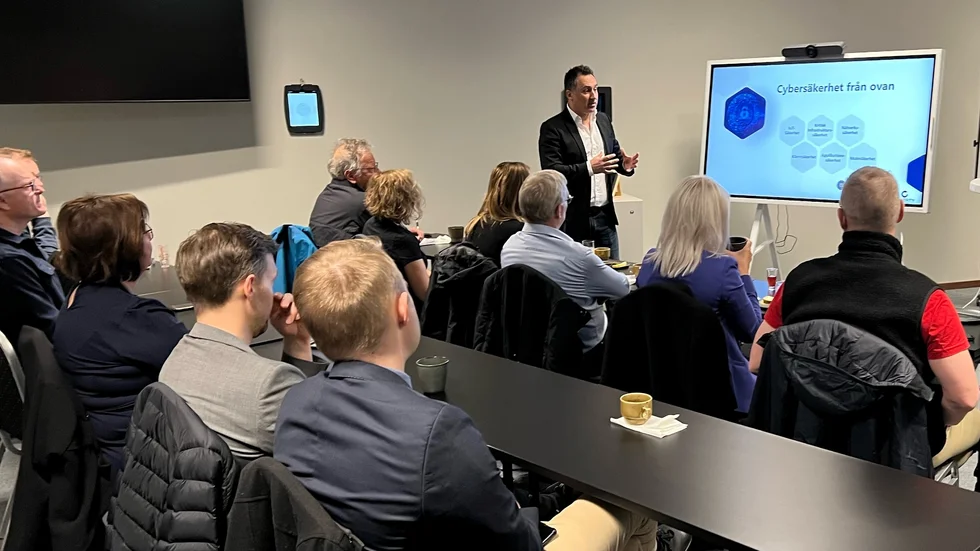 Företagarna i Luleå hälsade välkommen till företagsfrukost med fokus på cybersäkerhet. Kiano Mottaghian från företaget Cyberty berättade om automatiserade lösningar för säkerhet och skydd, specifikt riktade mot små och medelstora företag.