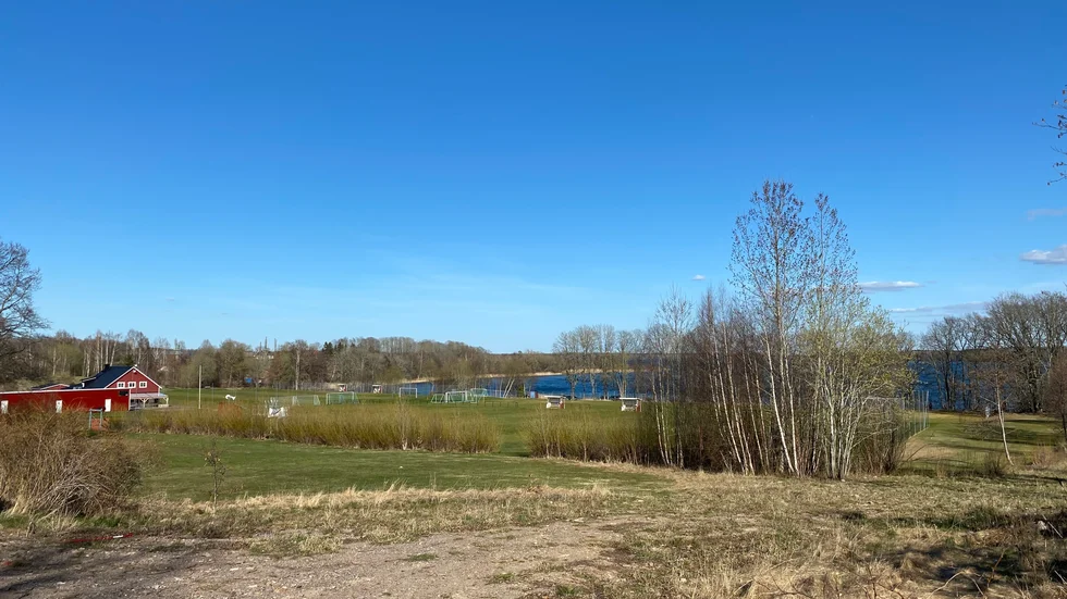 Borens IP ligger naturskönt med sina planer nära sjön Boren. Frågan är vad det betyder för naturen att konstgräs med gummigranulat i anläggs.