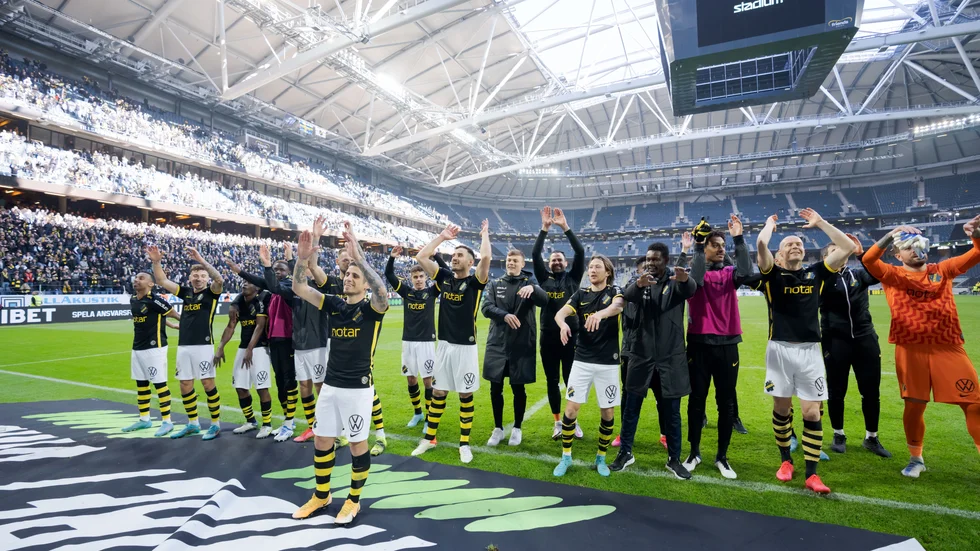 Nicolás Stefanelli och AIK tackar supportrarna på Friends arena.