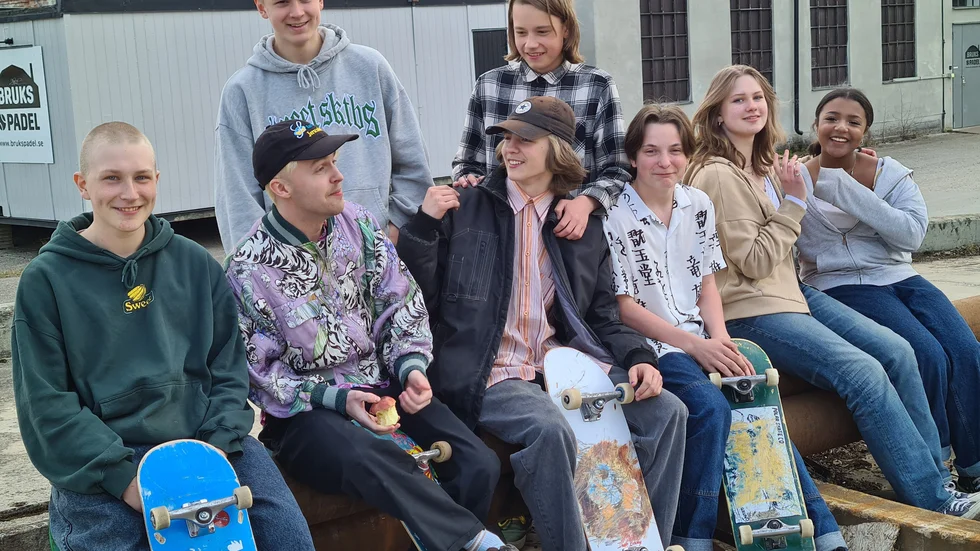Skateungdomar i Hälleforsnäs älskar att åka bräda men har ingen bra park att åka på. Nu har man lagt in ett förslag till Flens kommun om att få en ny skatepark.