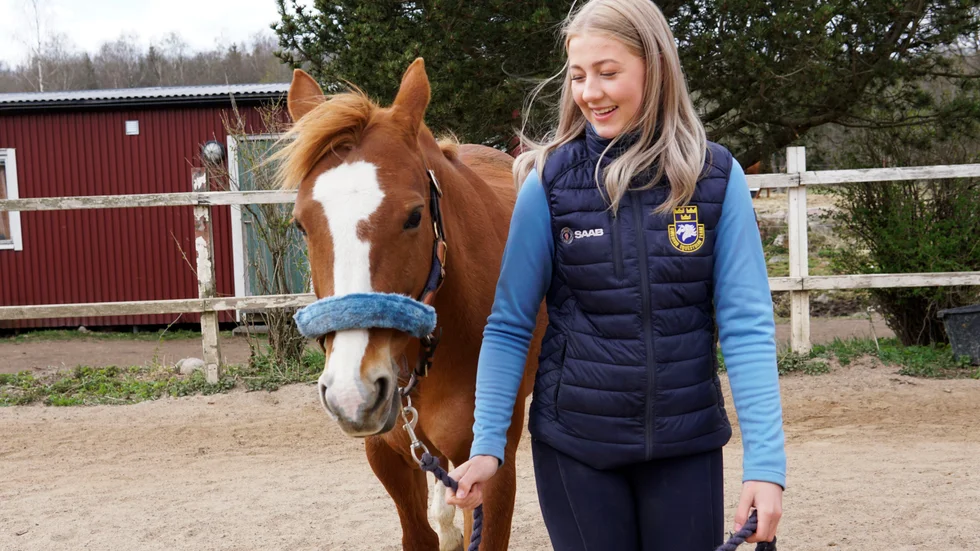 Tindra och Lovely har många roliga minnen tillsammans. Att ponnykarriären är över och Lovely nu söker en ny liten ryttare känns såklart tråkigt, men Tindra ser ändå fram emot att få se Lovely tävla med någon annan i framtiden.