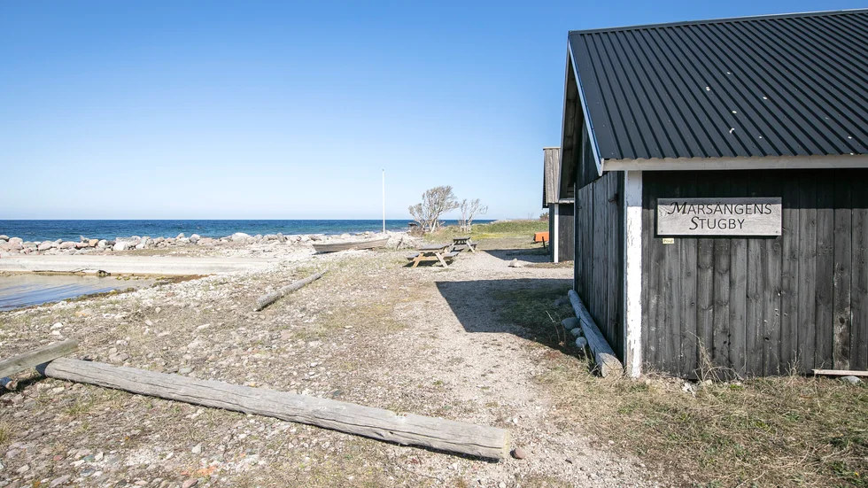 Egen hamn med betongbrygga och två stugor precis vid havet, vid sidan av ytterligare runt 20 stugor i skogen, det är vad som bjuds ut på auktion när Marsängens stugby går under klubban.
