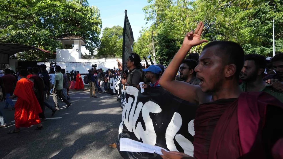 Studenter protesterar utanför statsminister Mahinda Rajapaksas residens i Colombo, Sri Lanka, i söndags.