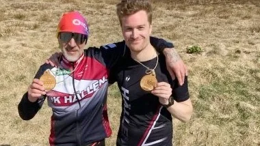 Rui Matos och Martin Lindberg med medaljer efter ett dygns löpning.