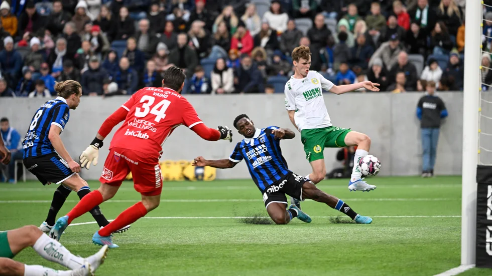Williot Swedberg sätter 0-1 för Hammarby i den första halvleken mot Sirius.