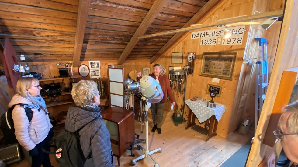 Här visar Christine Holmgren från Björklinge Hembygdsförening upp Gretas frisersalong från 1940-talet som nu finns på sockenmuseet på orten.